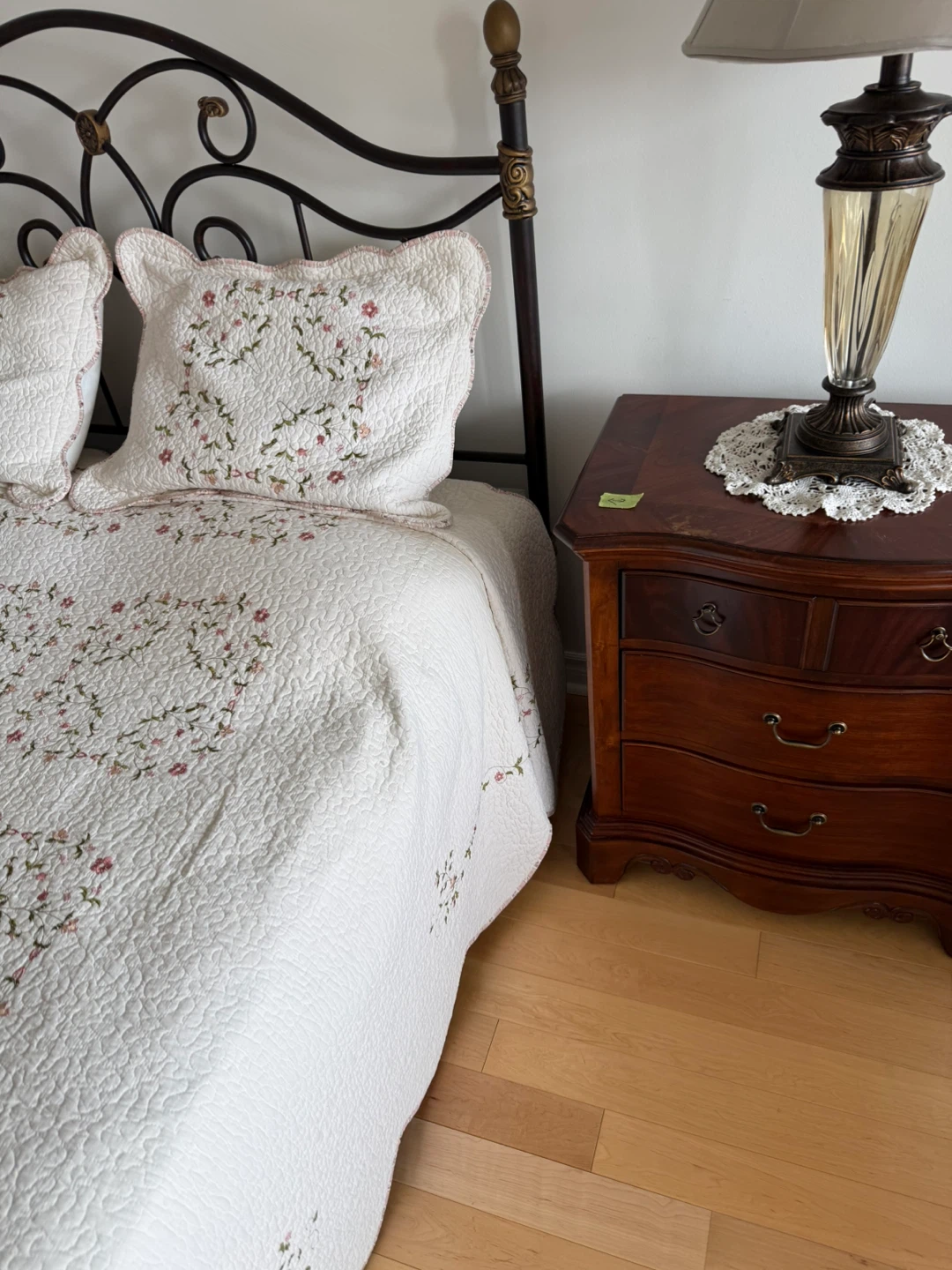 Queen Size bed with mattress - photo 2