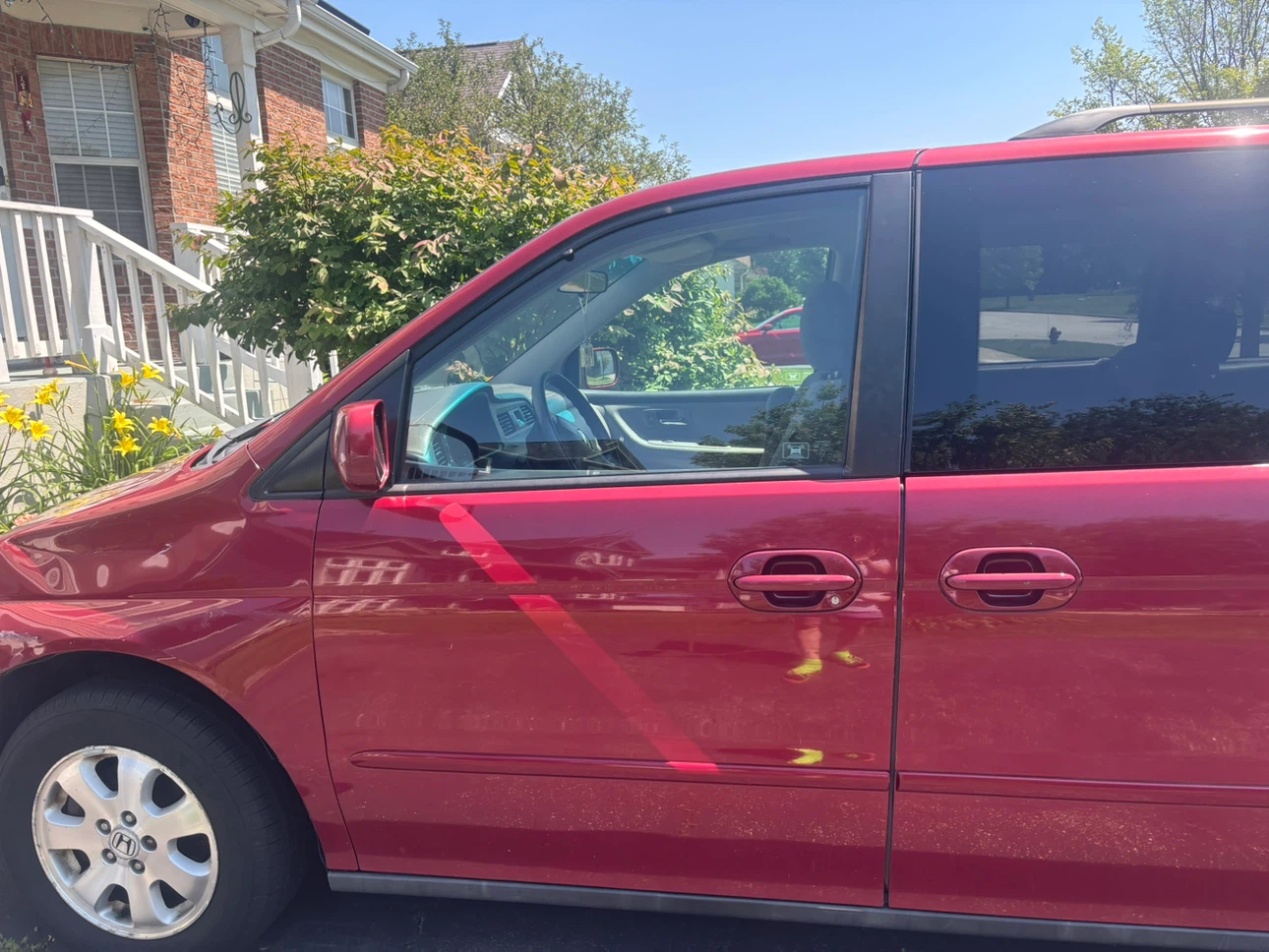 Red Honda Odyssey Minivan - photo 2
