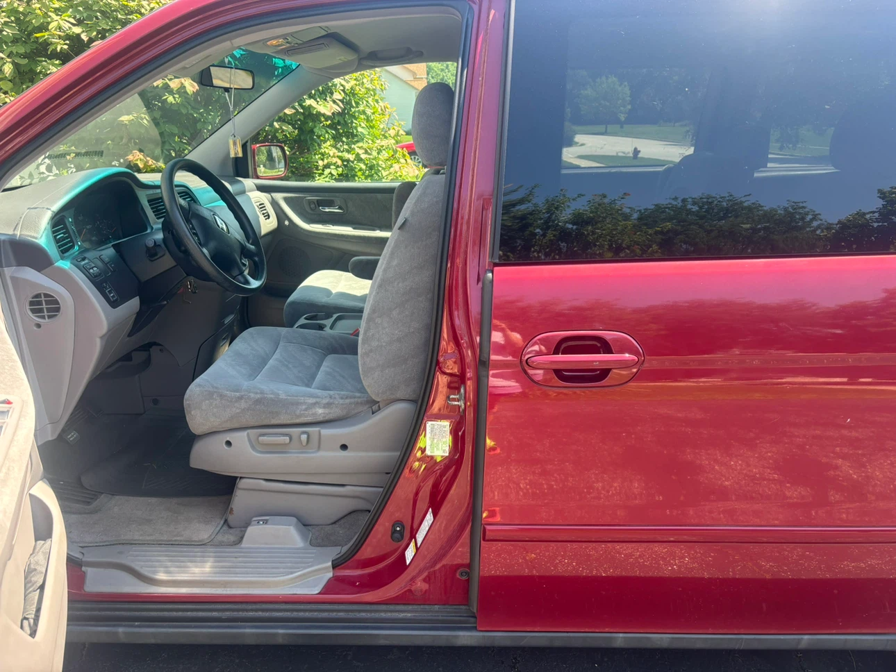 Red Honda Odyssey Minivan - photo 3