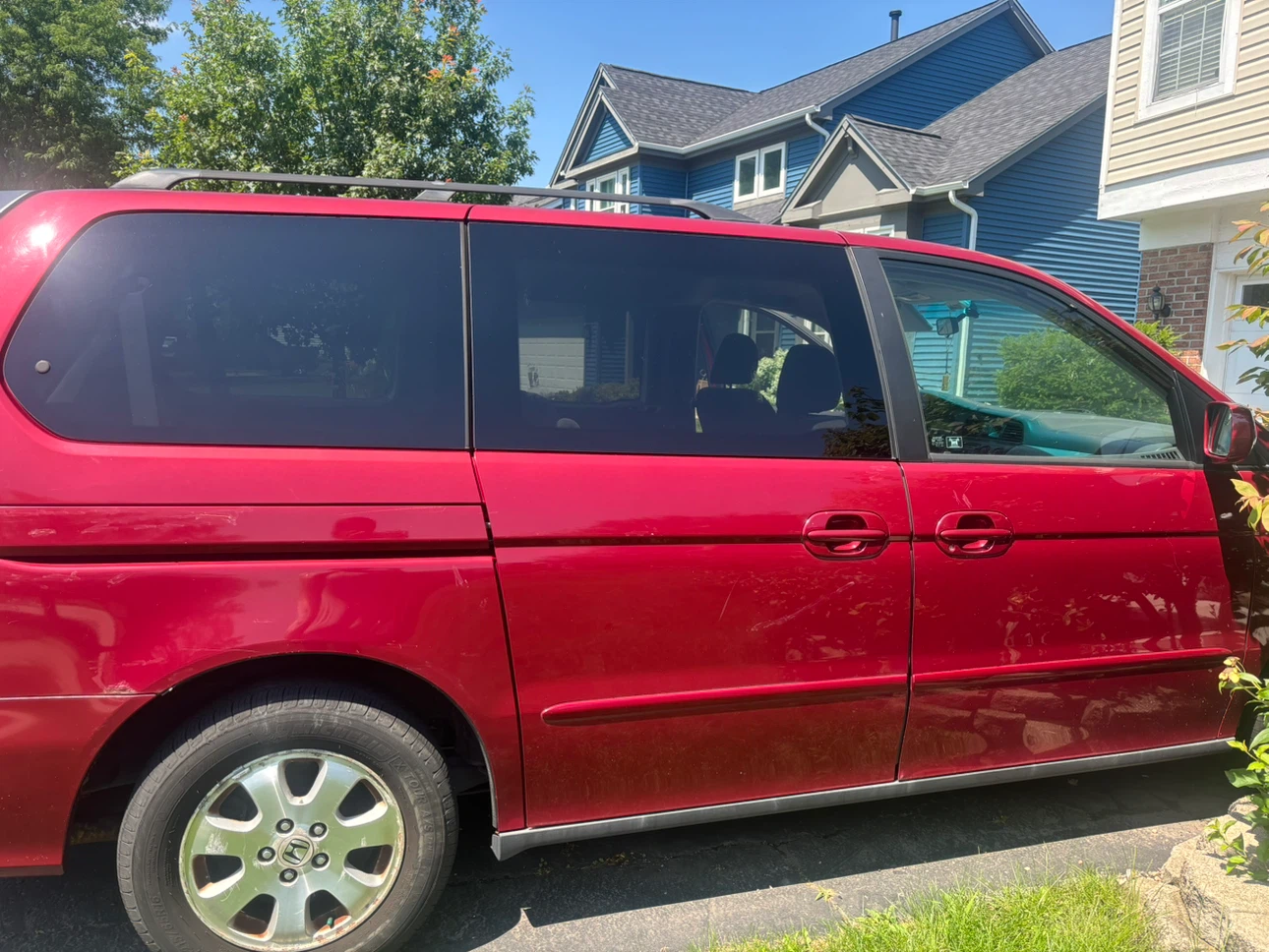 Red Honda Odyssey Minivan - photo 4