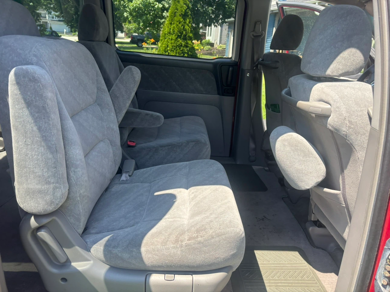 Red Honda Odyssey Minivan - photo 5
