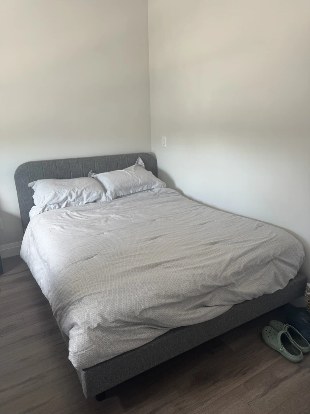 Queen size modern bedframe, and mattress - photo 2