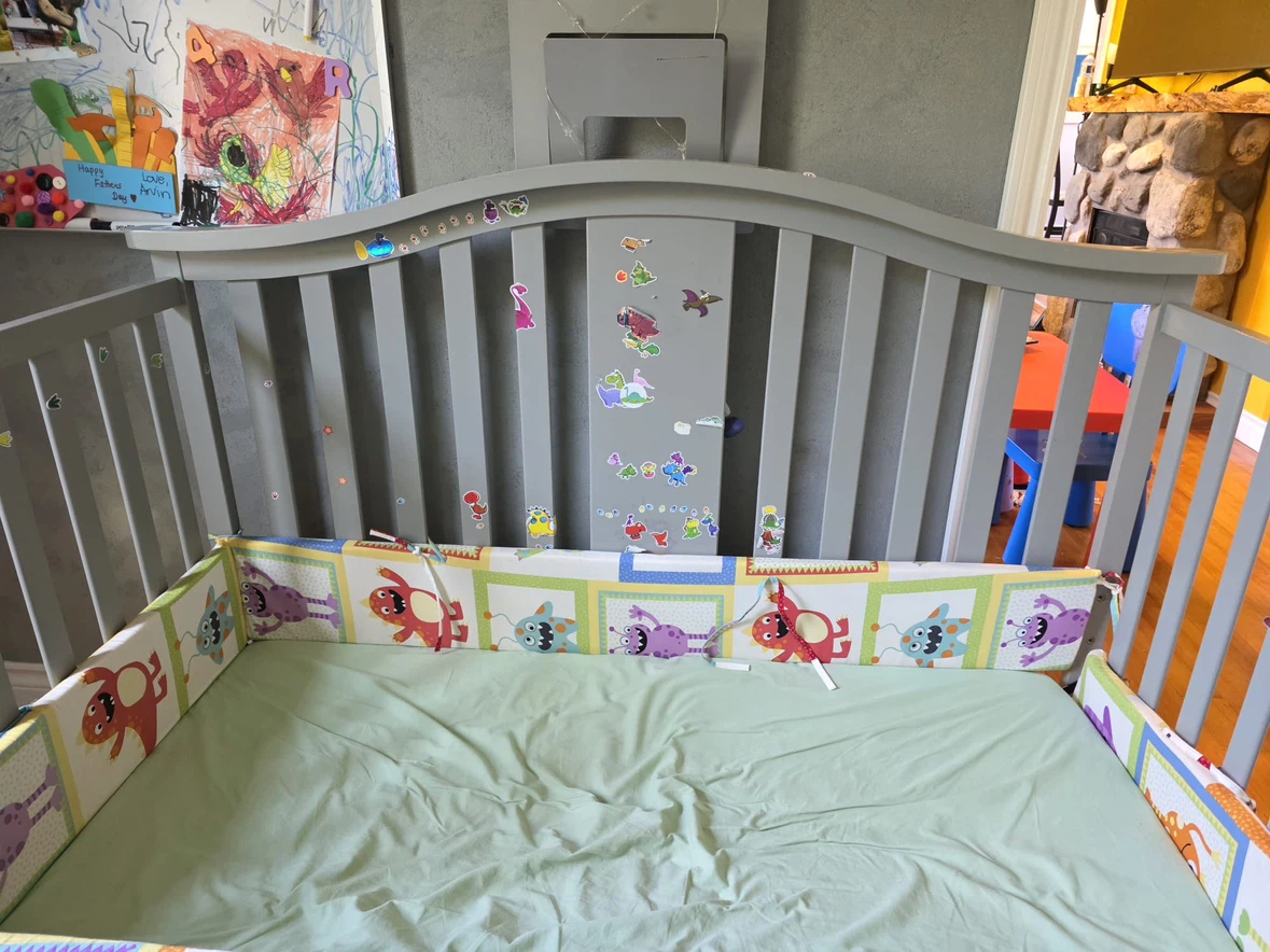 GRACO - Grey crib with monster bumper and mattress