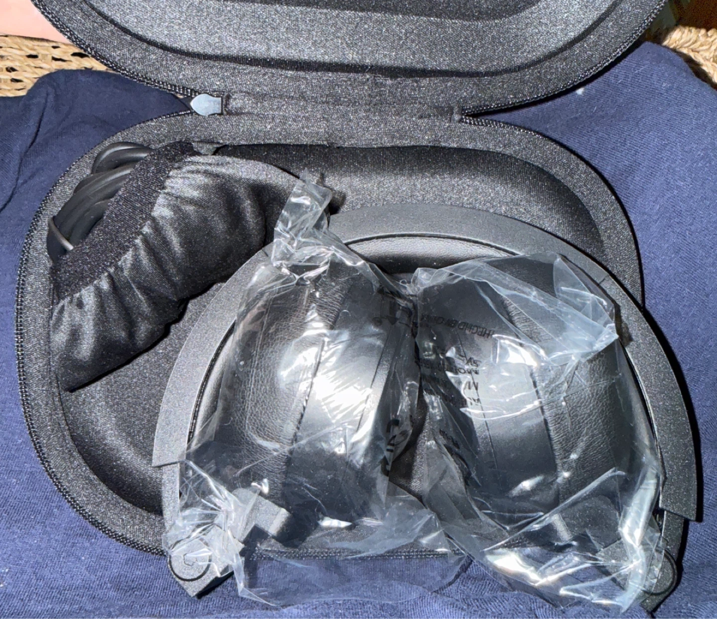 Cadillac AKG bluetooth Headphones with Case brand new - photo 2