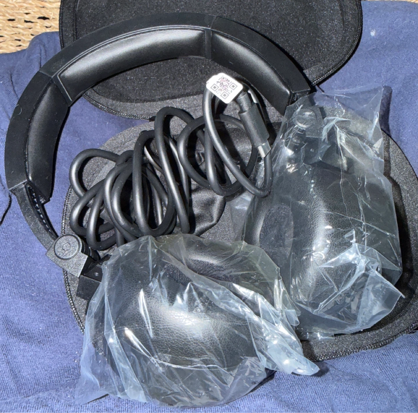 Cadillac AKG bluetooth Headphones with Case brand new - photo 5