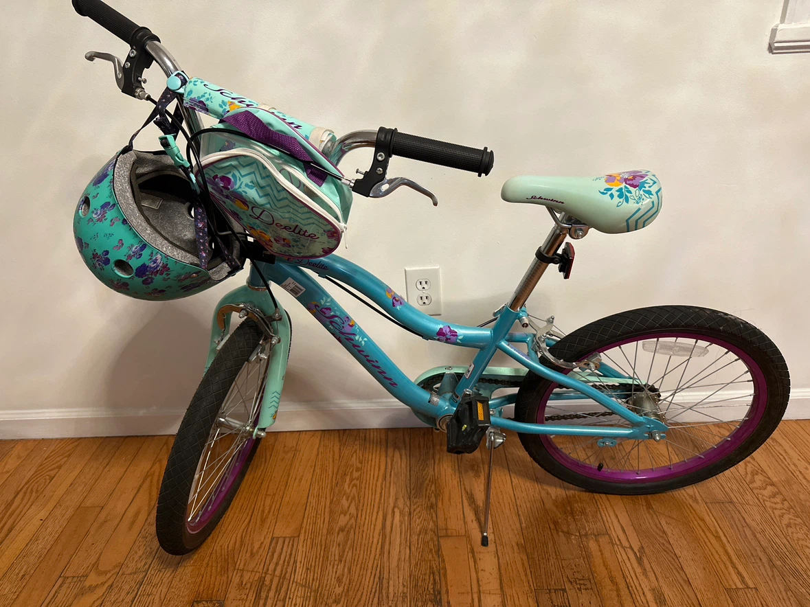 Schwinn Deelite Girls Bike with Helmet