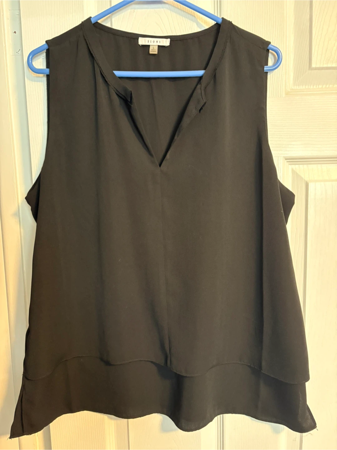 Sioni Sleeveless V-Neck Blouse - Black