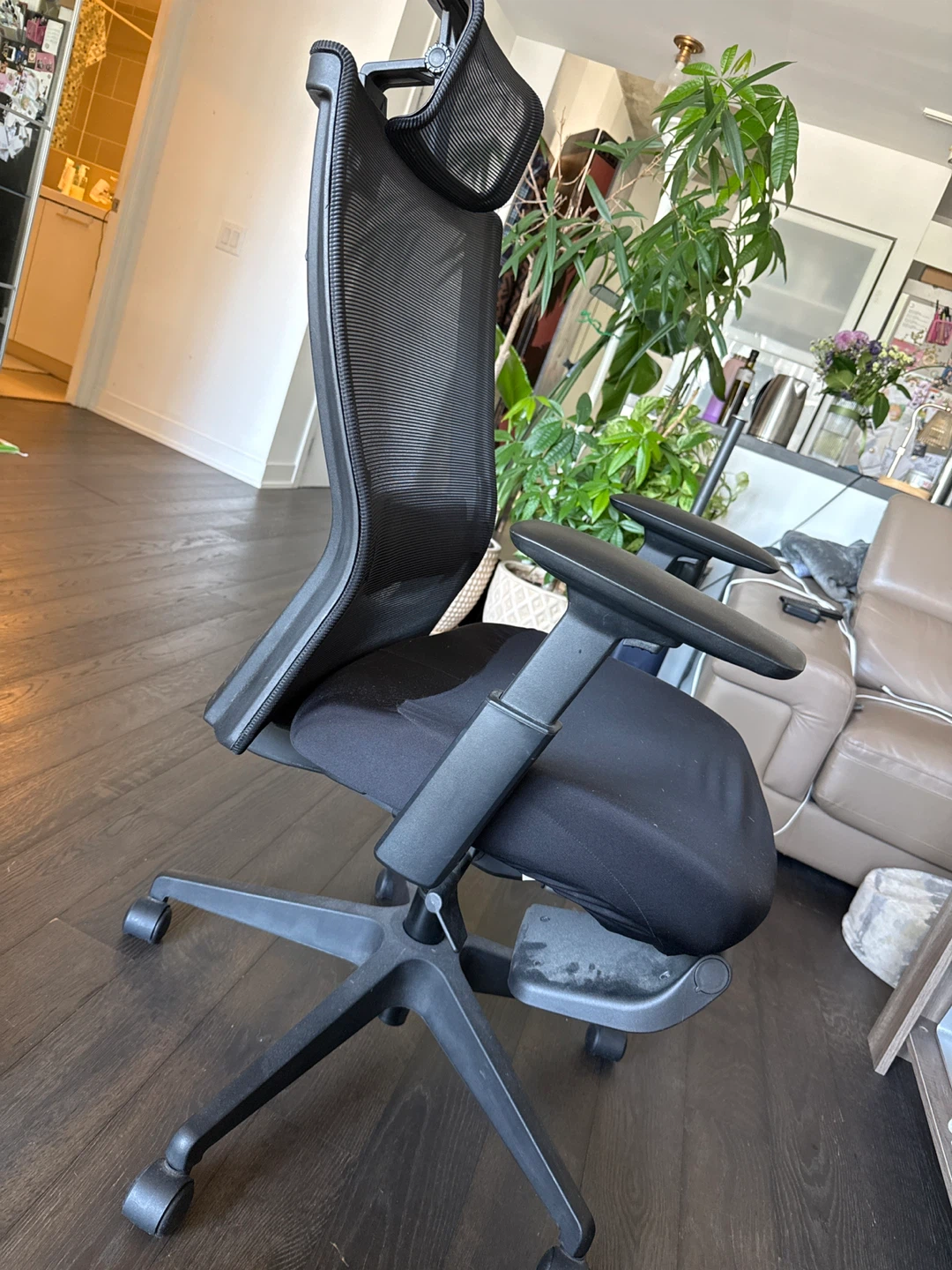 Black Ergonomic Mesh Office Chair - photo 2