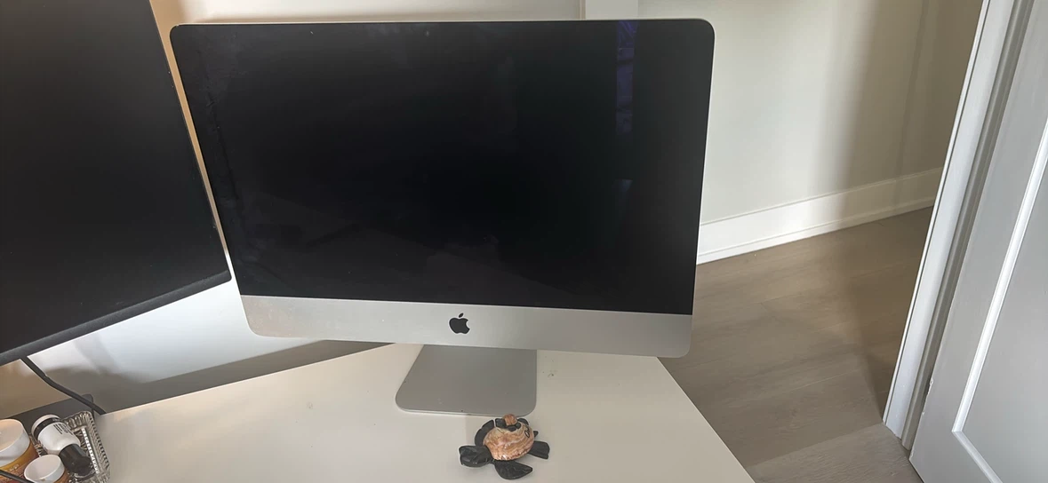 Apple iMac 21.5" 2015 + Apple Magic Keyboard & Magic Mouse