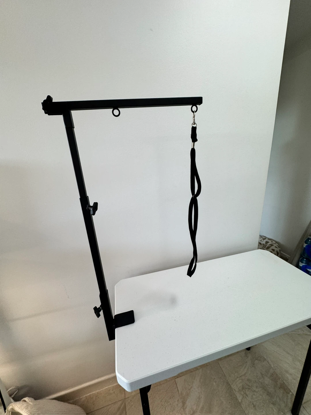 Adjustable Grooming Arm with Restraint