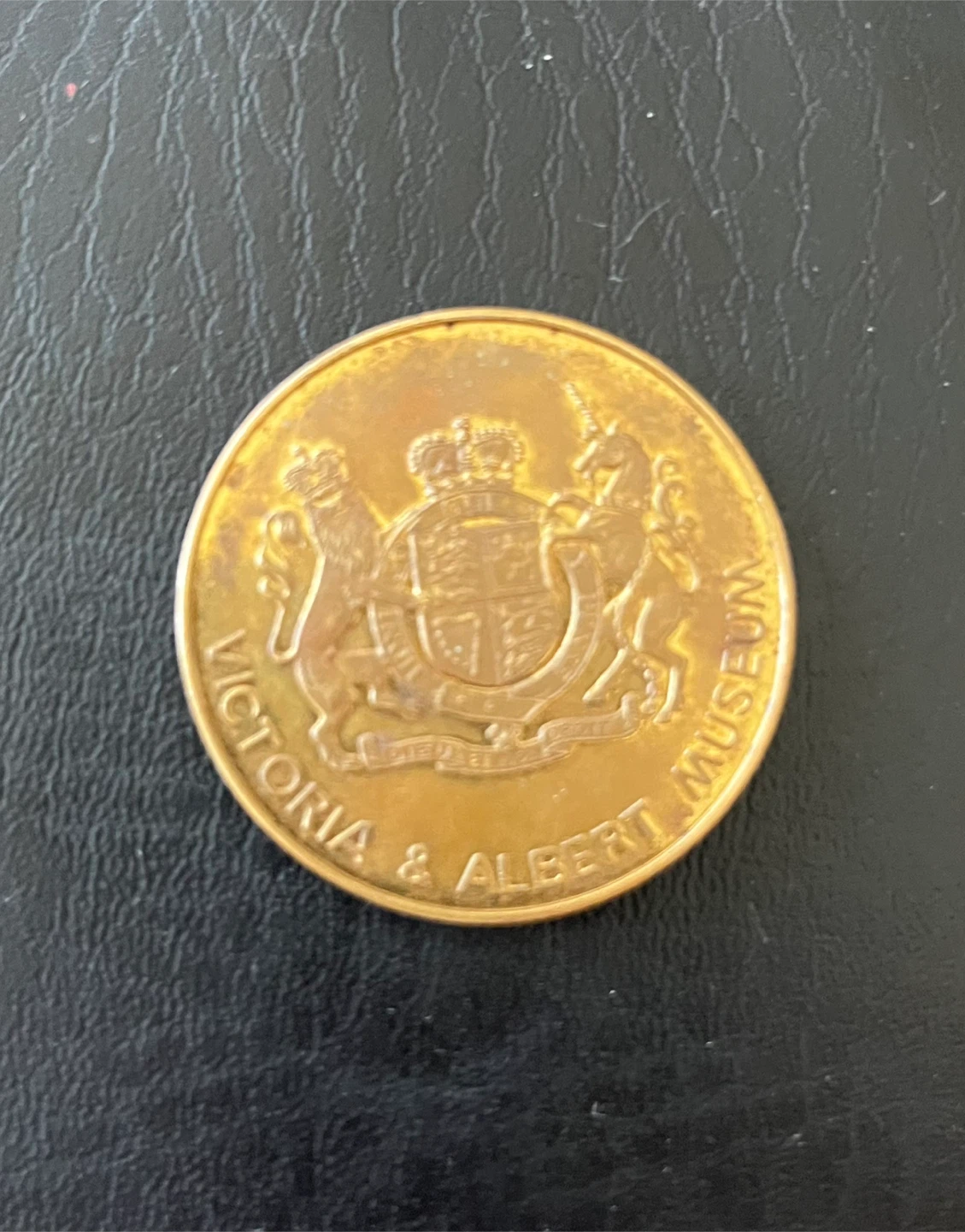 Victoria & Albert Museum Commemorative Coin - photo 2