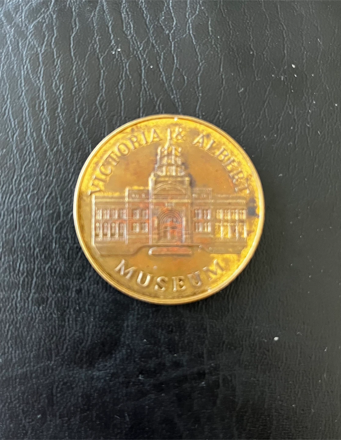 Victoria & Albert Museum Commemorative Coin - photo 3