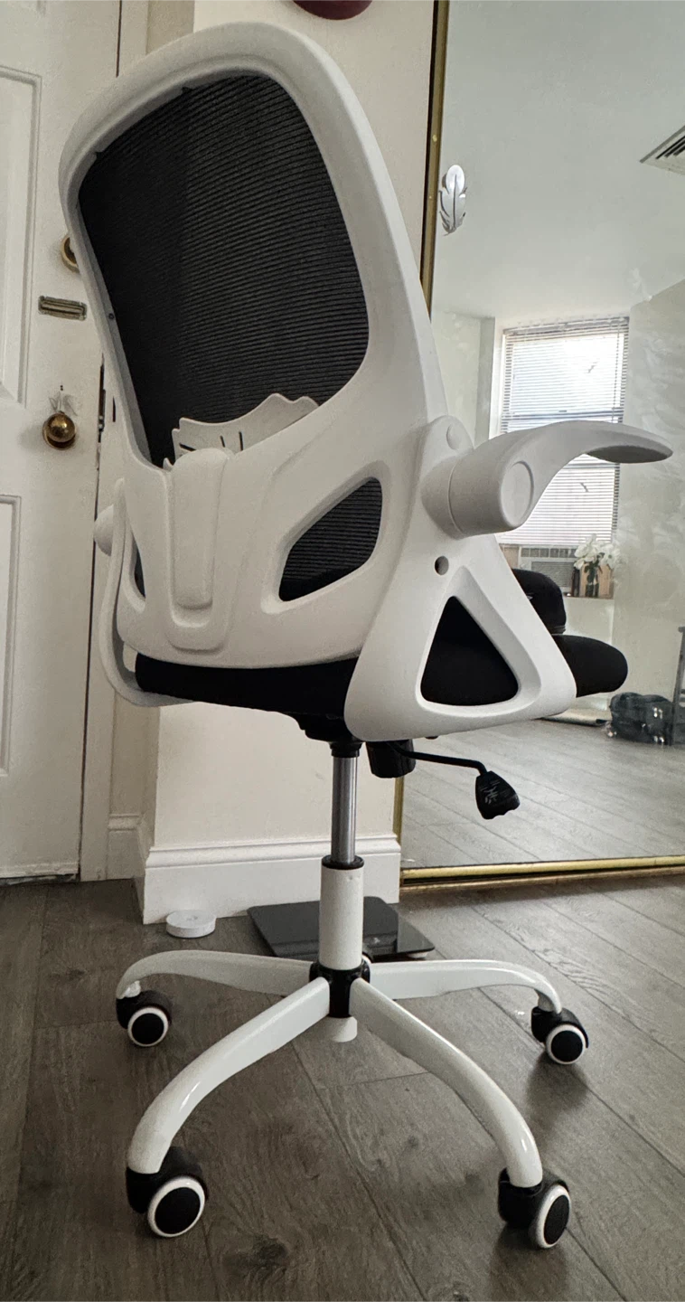 Elegant White and Black Ergonomic Chair - photo 3
