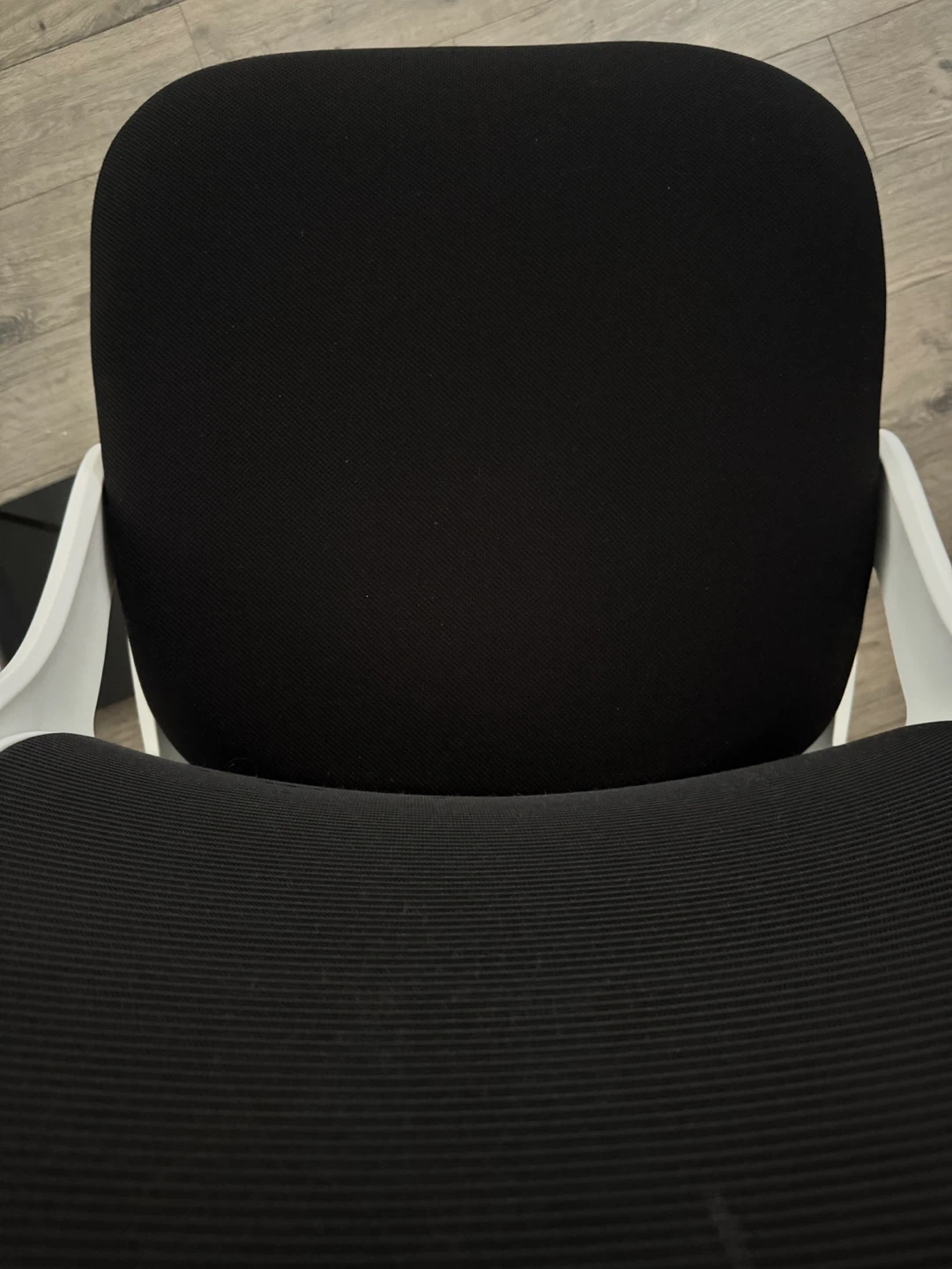 Elegant White and Black Ergonomic Chair - photo 4