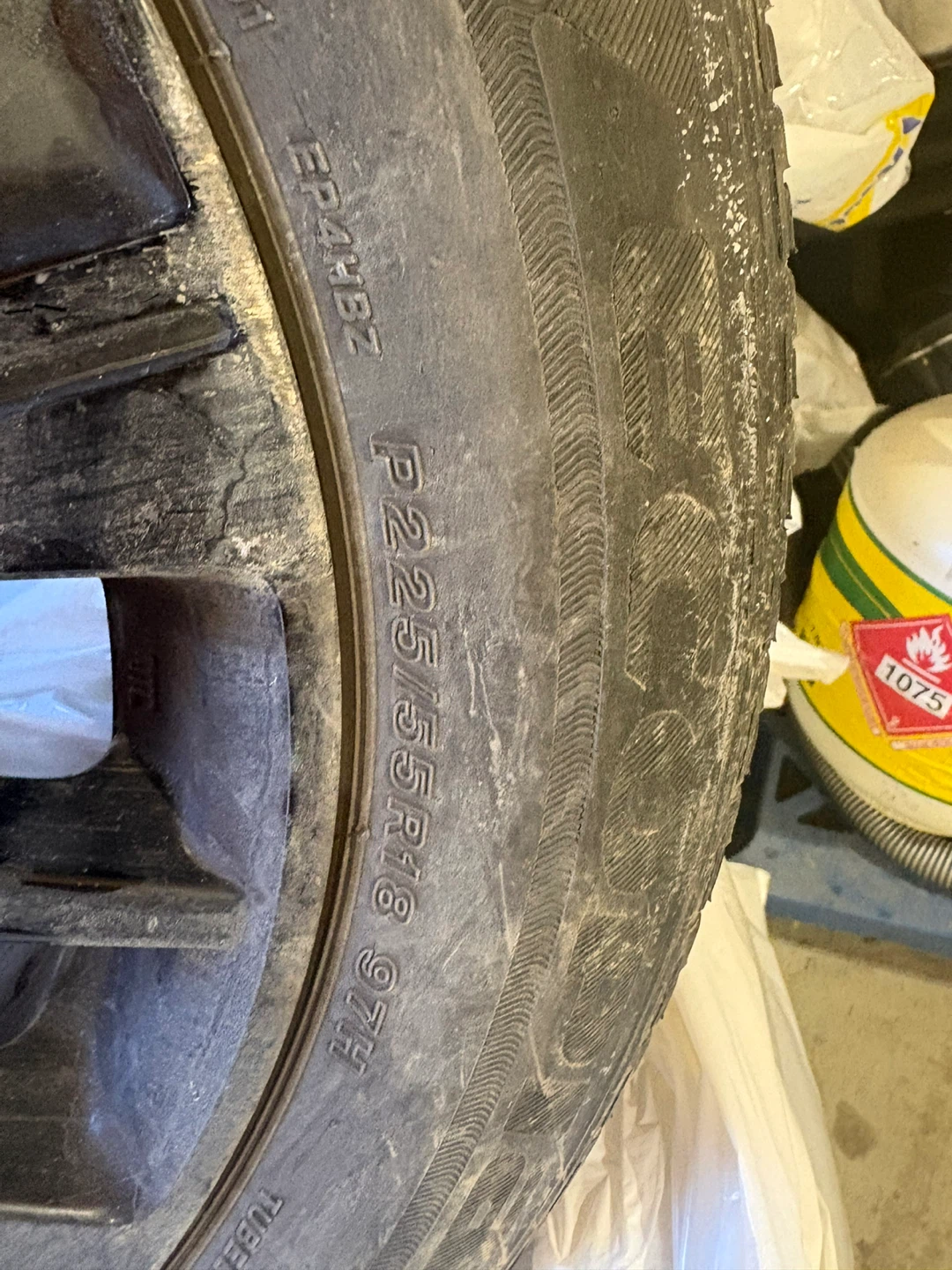 Mitsubishi Alloy Wheel and Tire P225/55R18