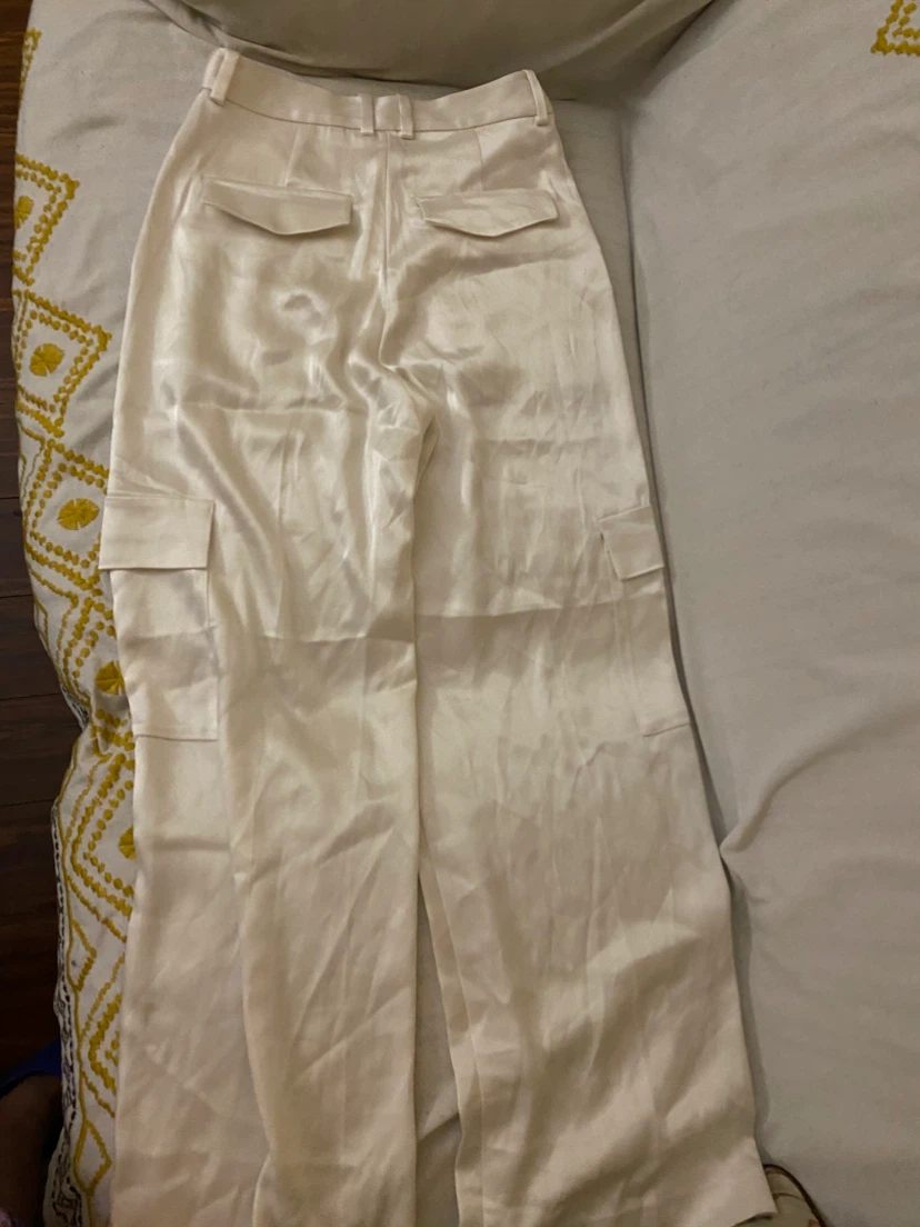 Babaton Aritzia Cream Satin Cargo Pants Size 2 - photo 4
