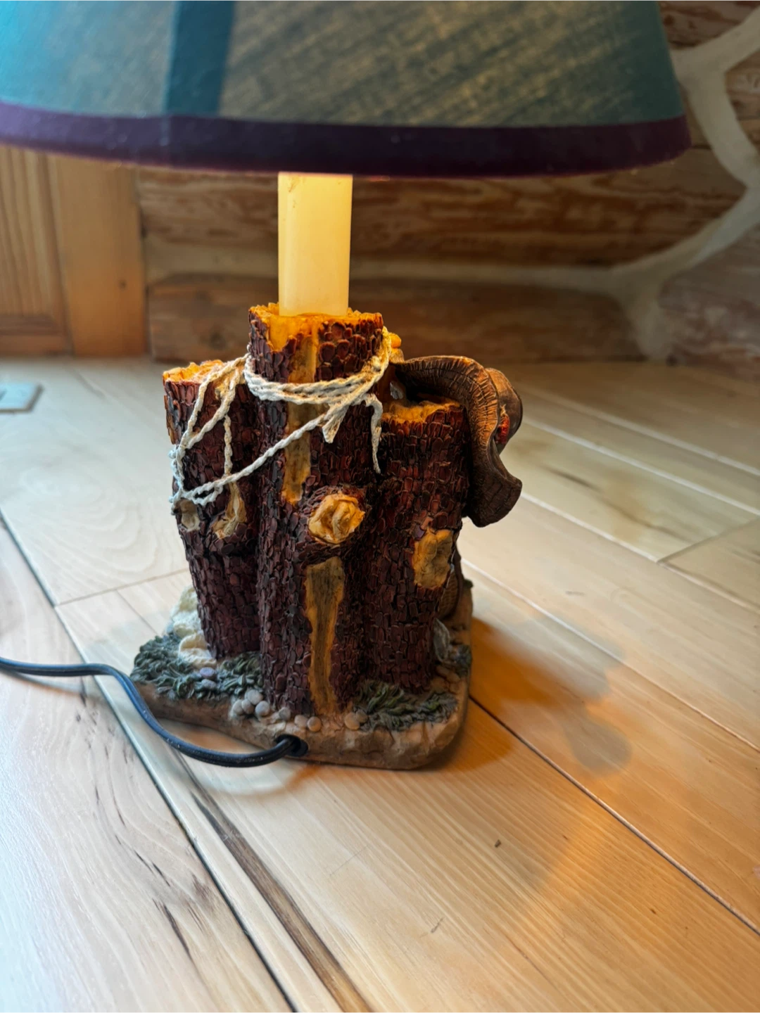 Rustic Fishing Cabin Table Lamp w/ Decorative Resin Base - photo 5