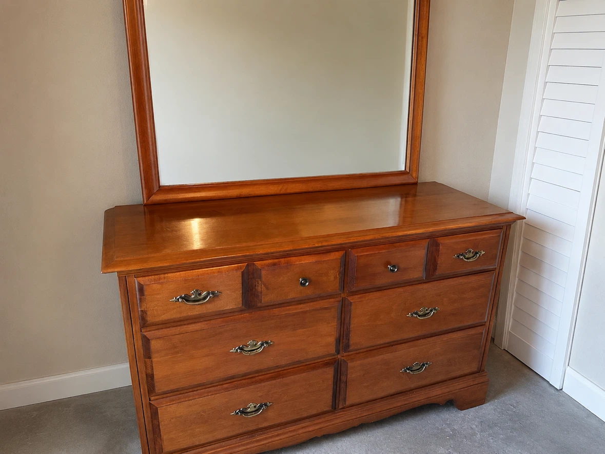 Villas Maple Made in Canada 6 drawer Dress & Mirror