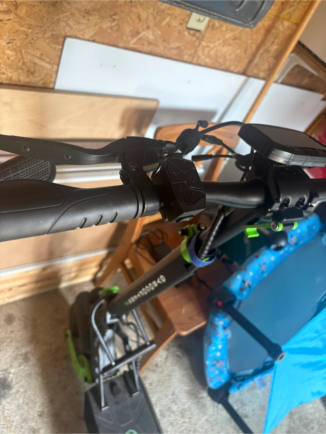 Gyroor P4-AIO3.0 Electric Scooter - photo 3