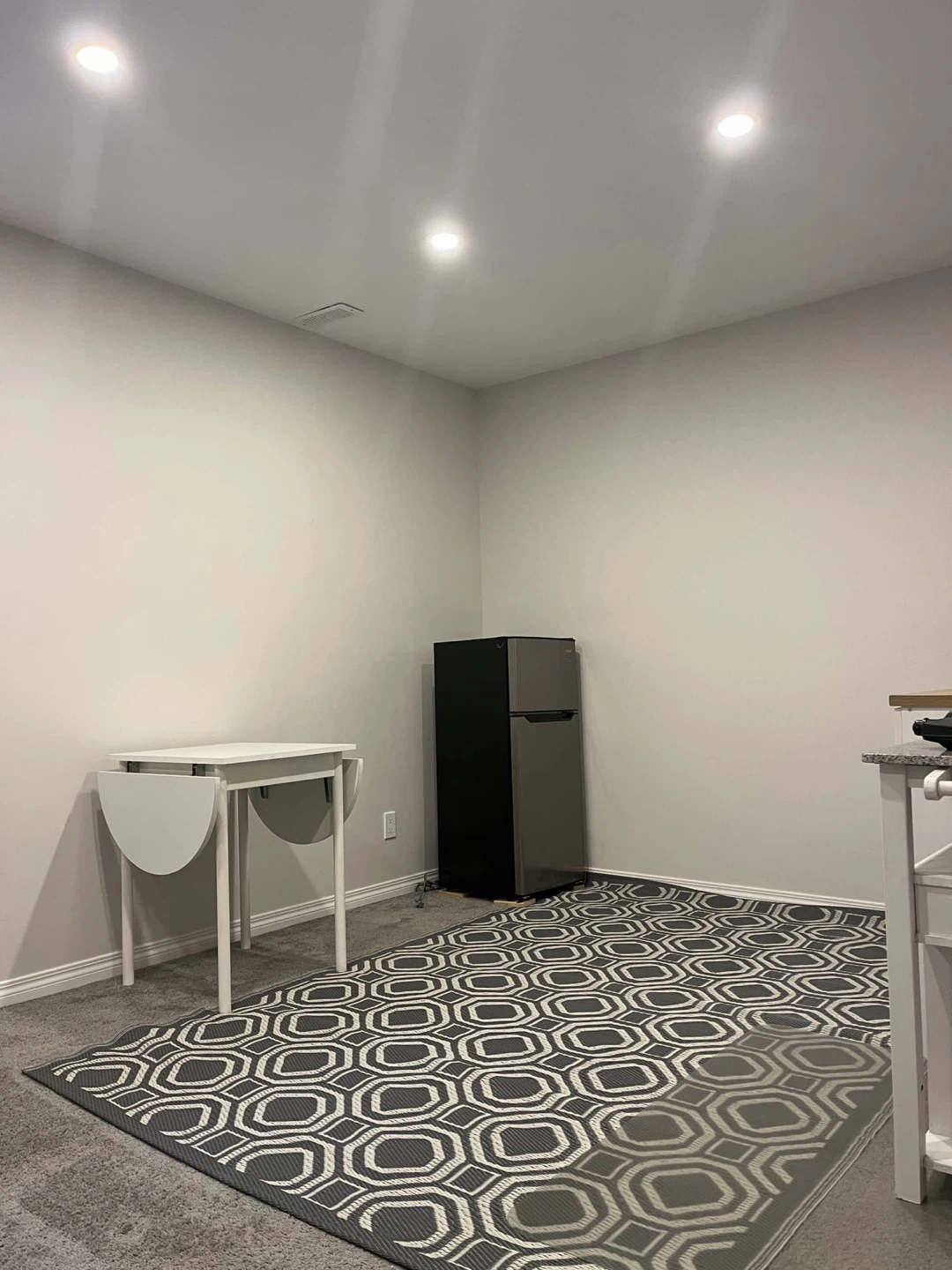 Basement studio for rent - photo 2