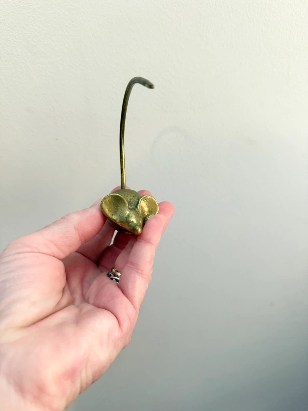 Vintage Brass multifunctional Mouse ring holder /receipt holder - photo 3