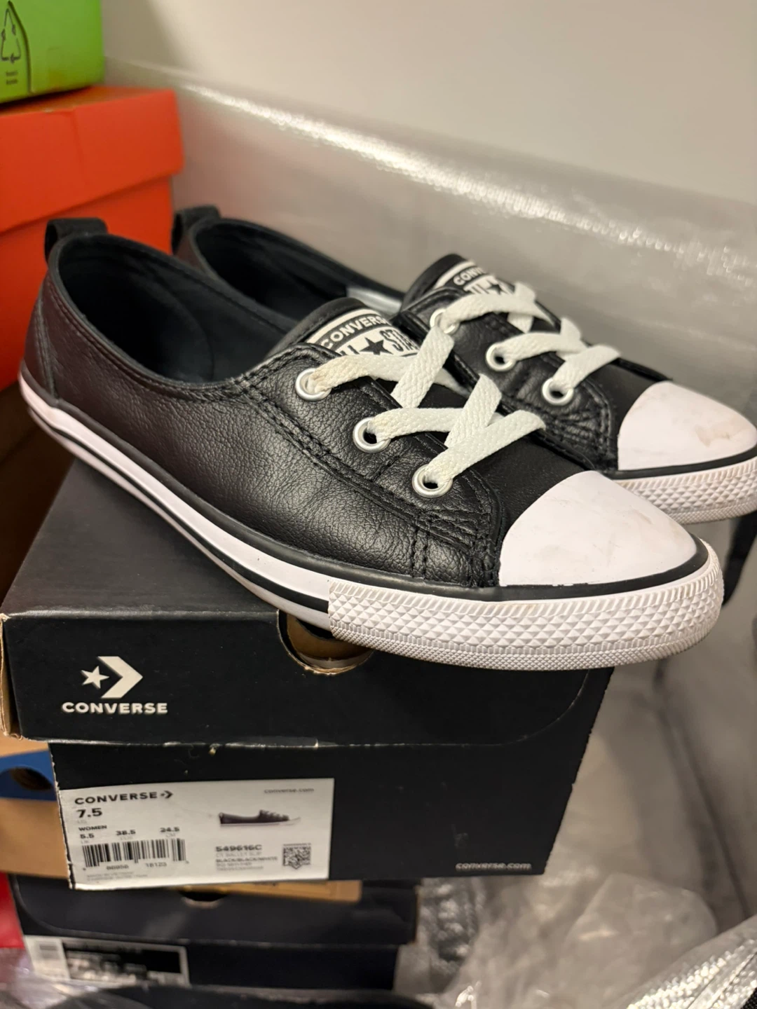 7.5 W Converse Women's Black Leather Low Top Sneakers