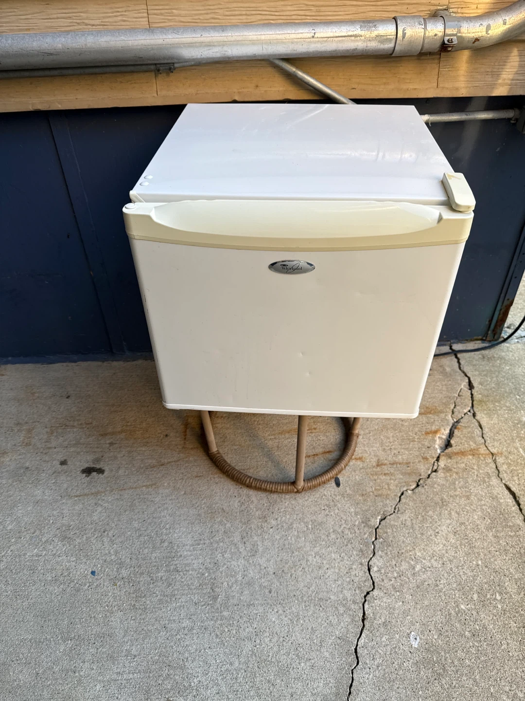 Whirlpool Mini Fridge 16”,20” W, 19”