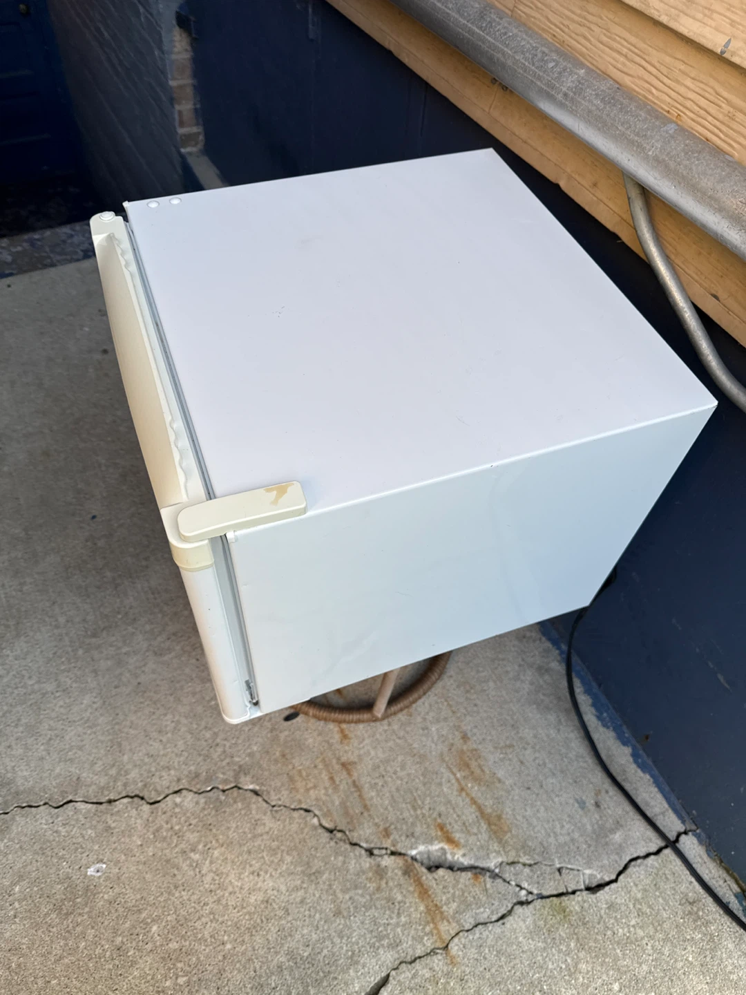 Whirlpool Mini Fridge 16”,20” W, 19” - photo 2