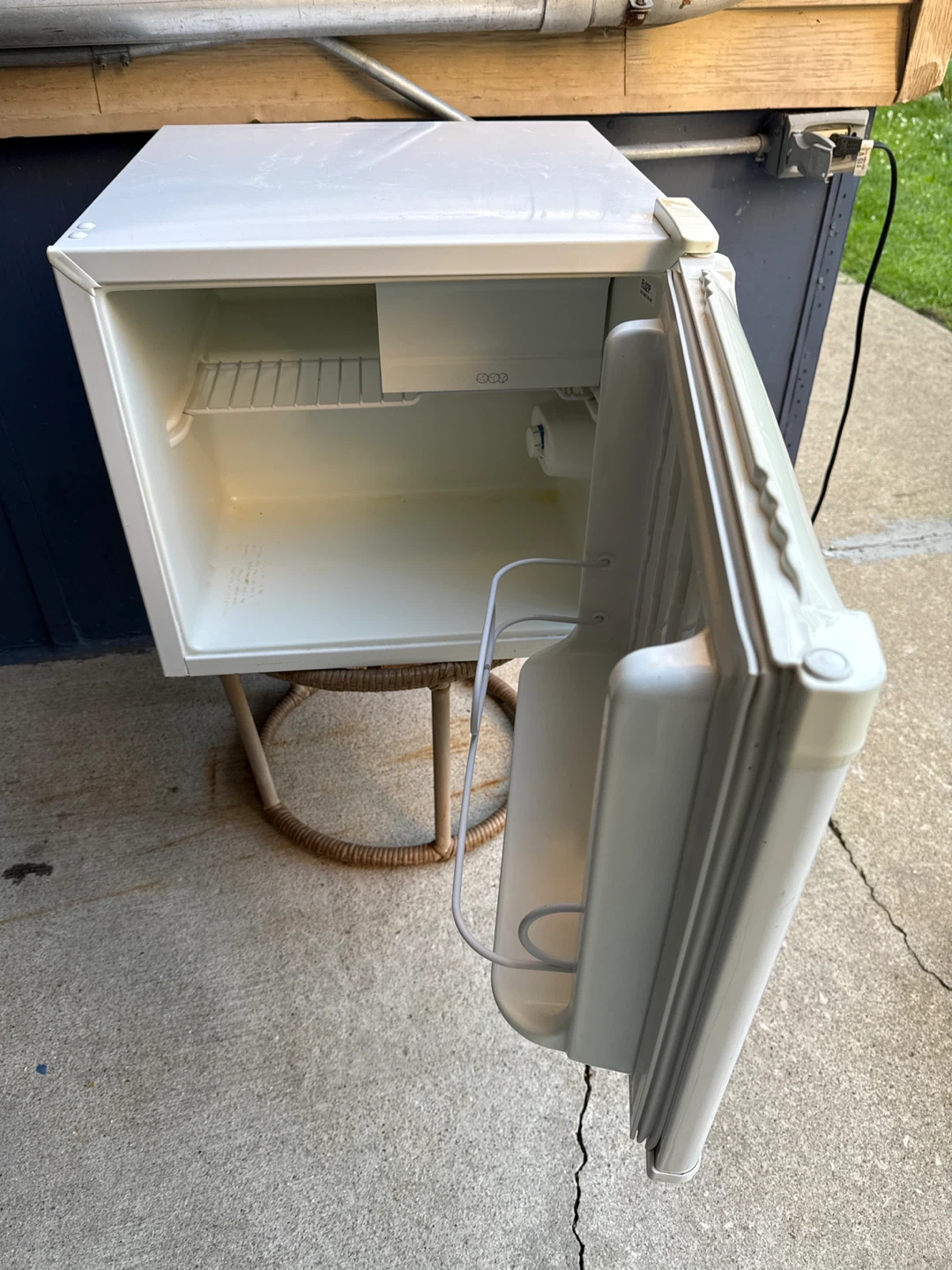 Whirlpool Mini Fridge 16”,20” W, 19” - photo 4