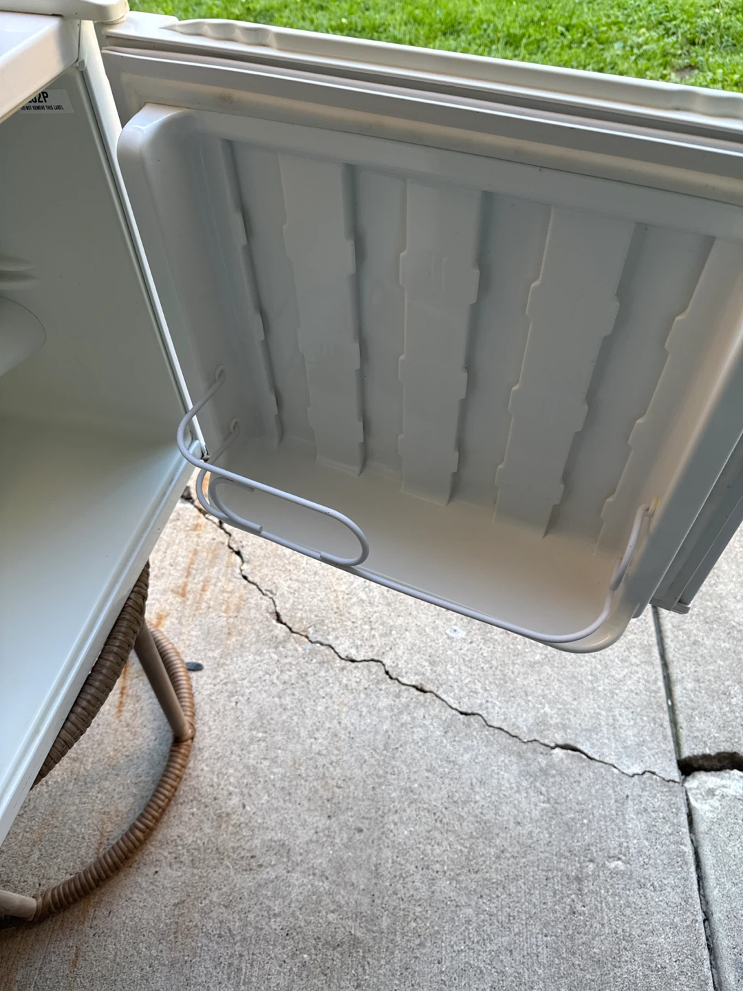Whirlpool Mini Fridge 16”,20” W, 19” - photo 5