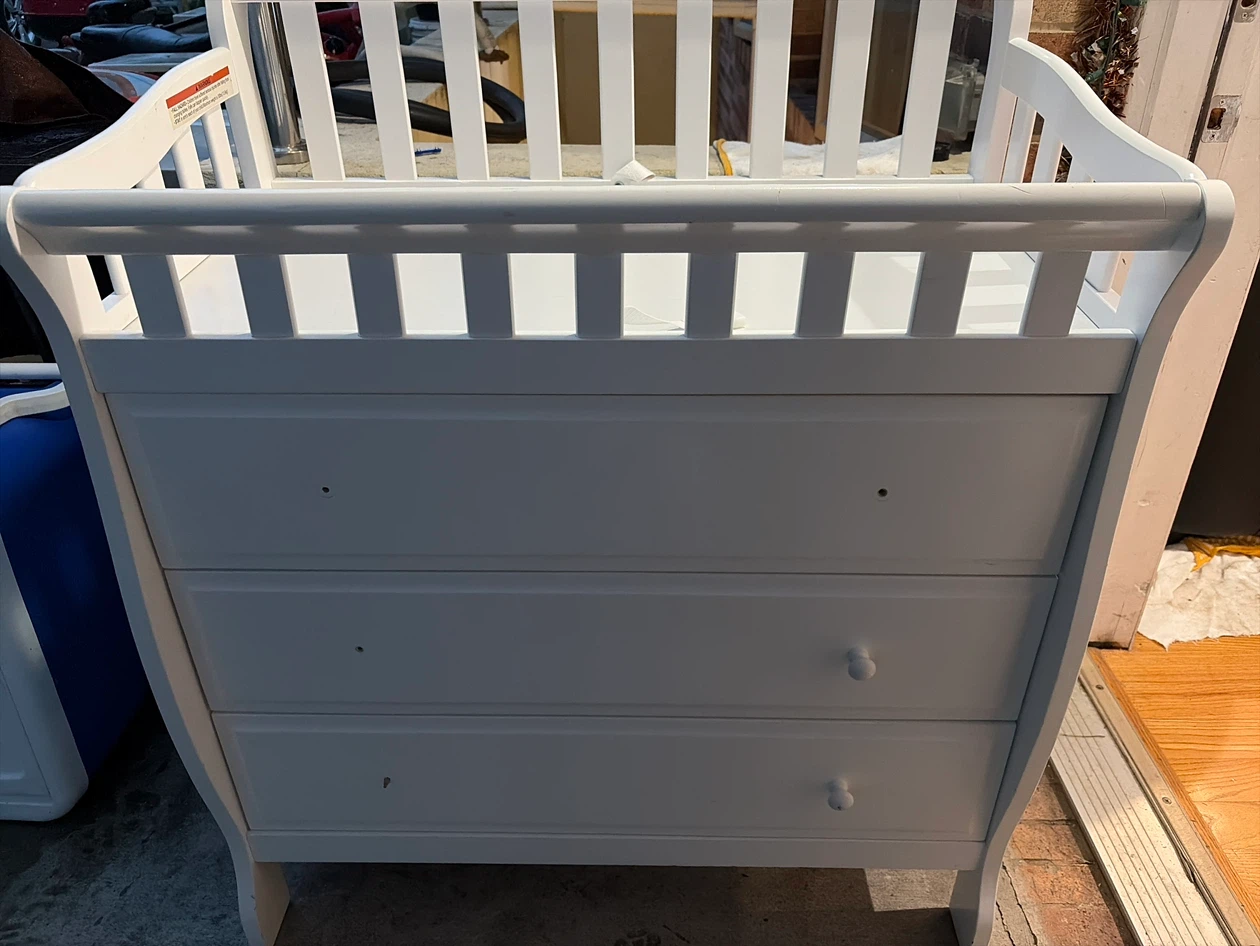 White Crib with 3 Drawer Dresser