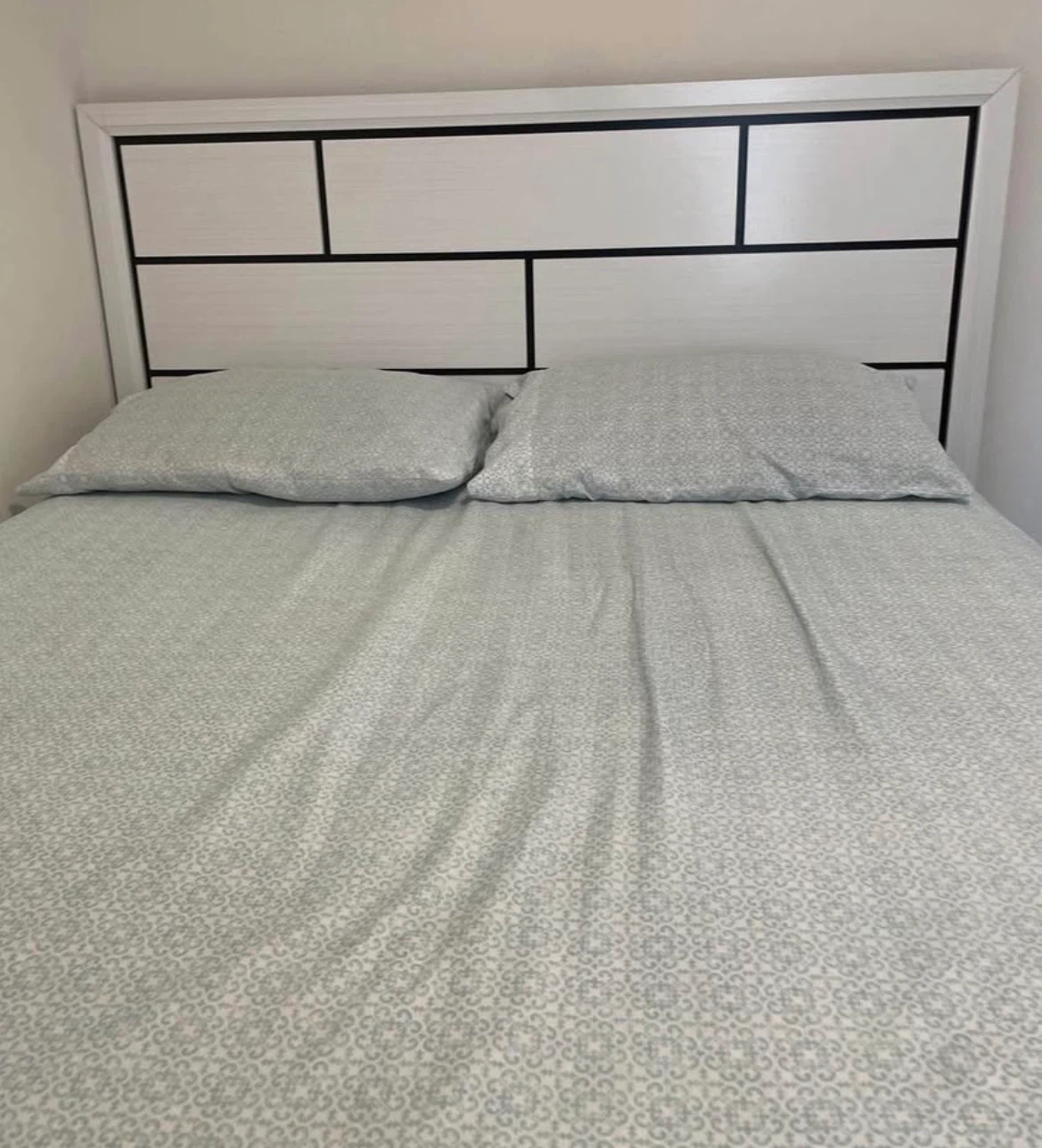 White and black bed set