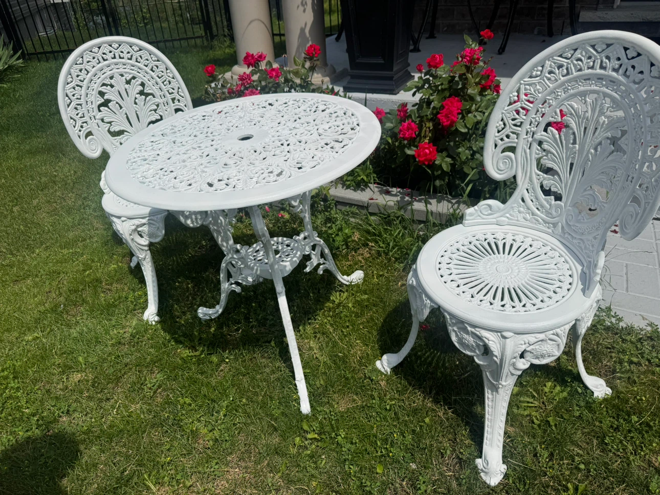 White Cast metal Bistro Set - Table & 2 Chairs