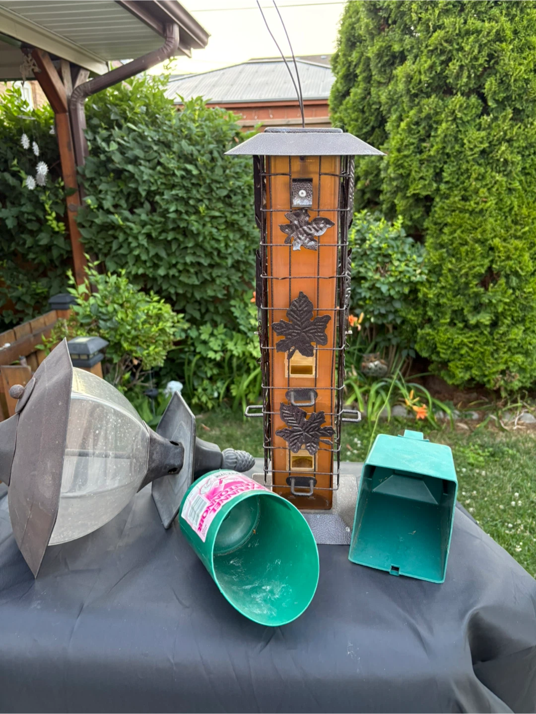 2 bird feeders and 2 scoops
