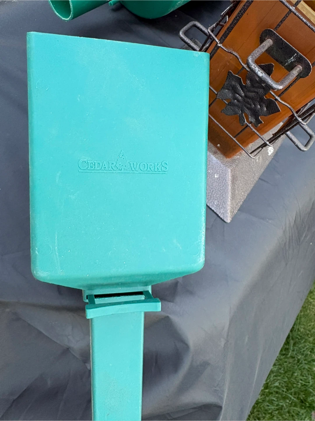 2 bird feeders and 2 scoops - photo 3