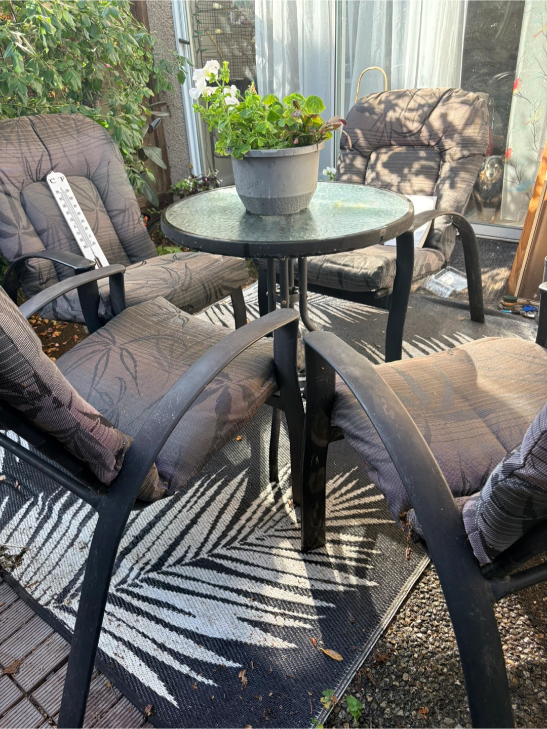 4 Patio furniture chairs and table