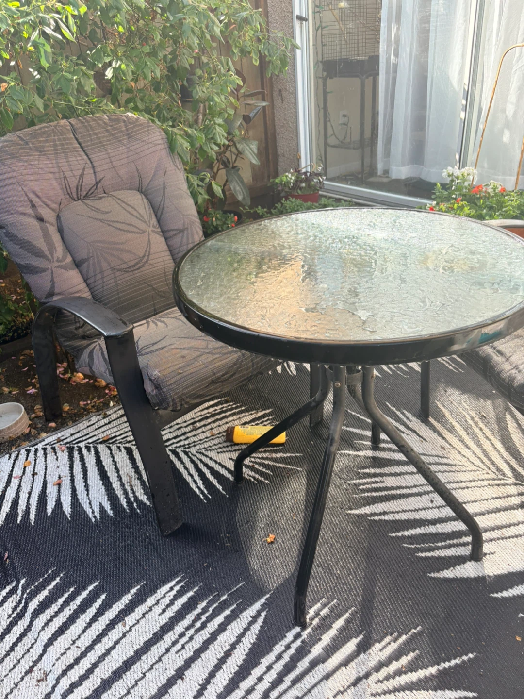 4 Patio furniture chairs and table - photo 2