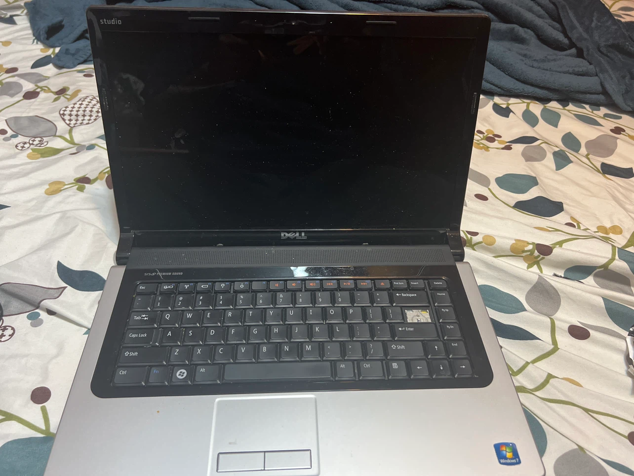 Dell Studio 1555 Laptop - Red read description
