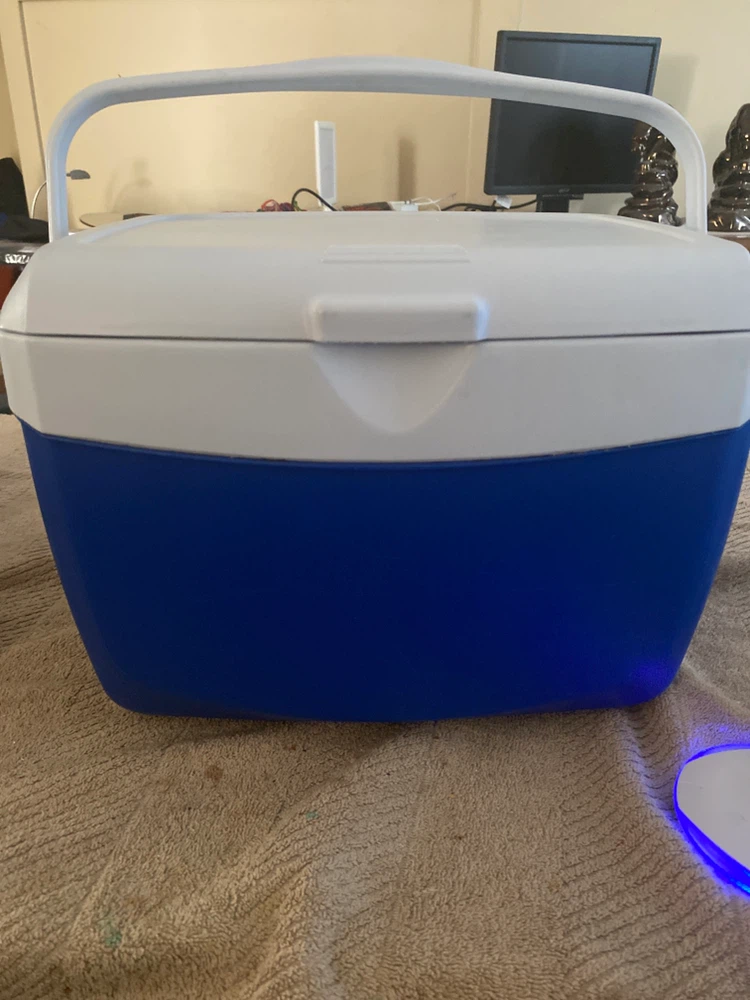 NEW…..HOLDS 16 CANS COLEMAN Cooler