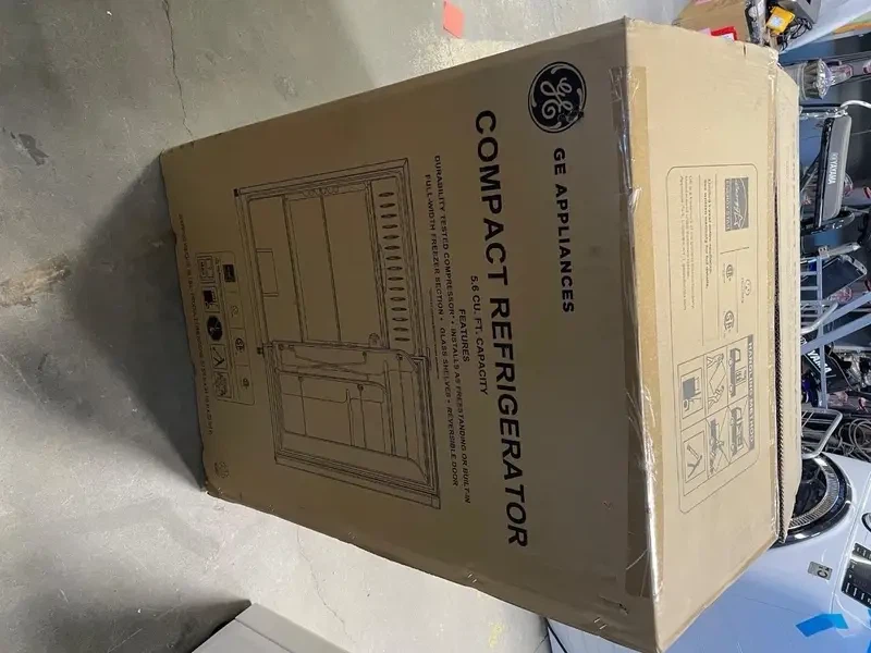 GE 24″ 5.6 Cu. Ft. Mini Fridge -White - photo 3