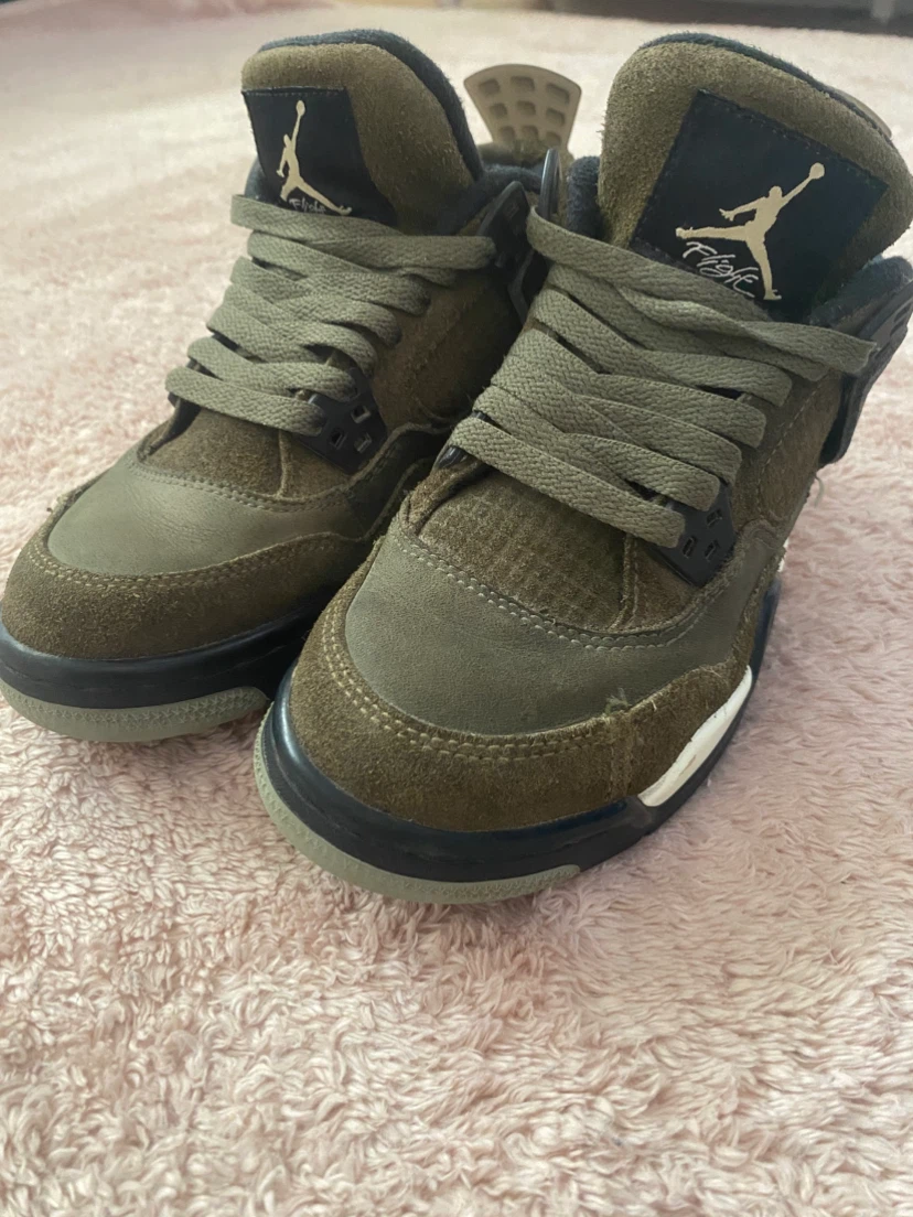 Air Jordan 4 (US 4.5Y) Sneakers