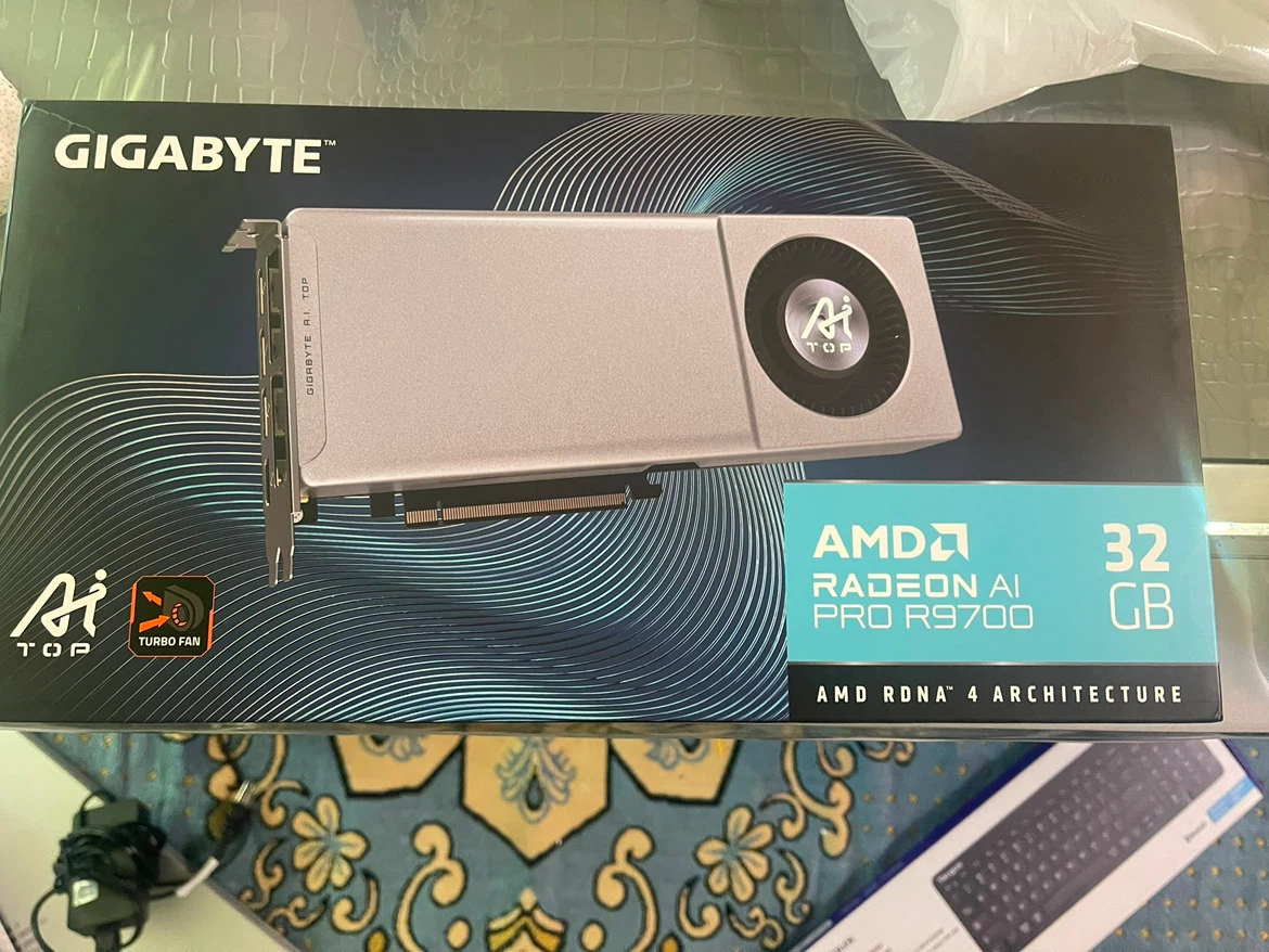 GIGABYTE Radeon AI PRO R9700 TOP 32GB Graphics Card