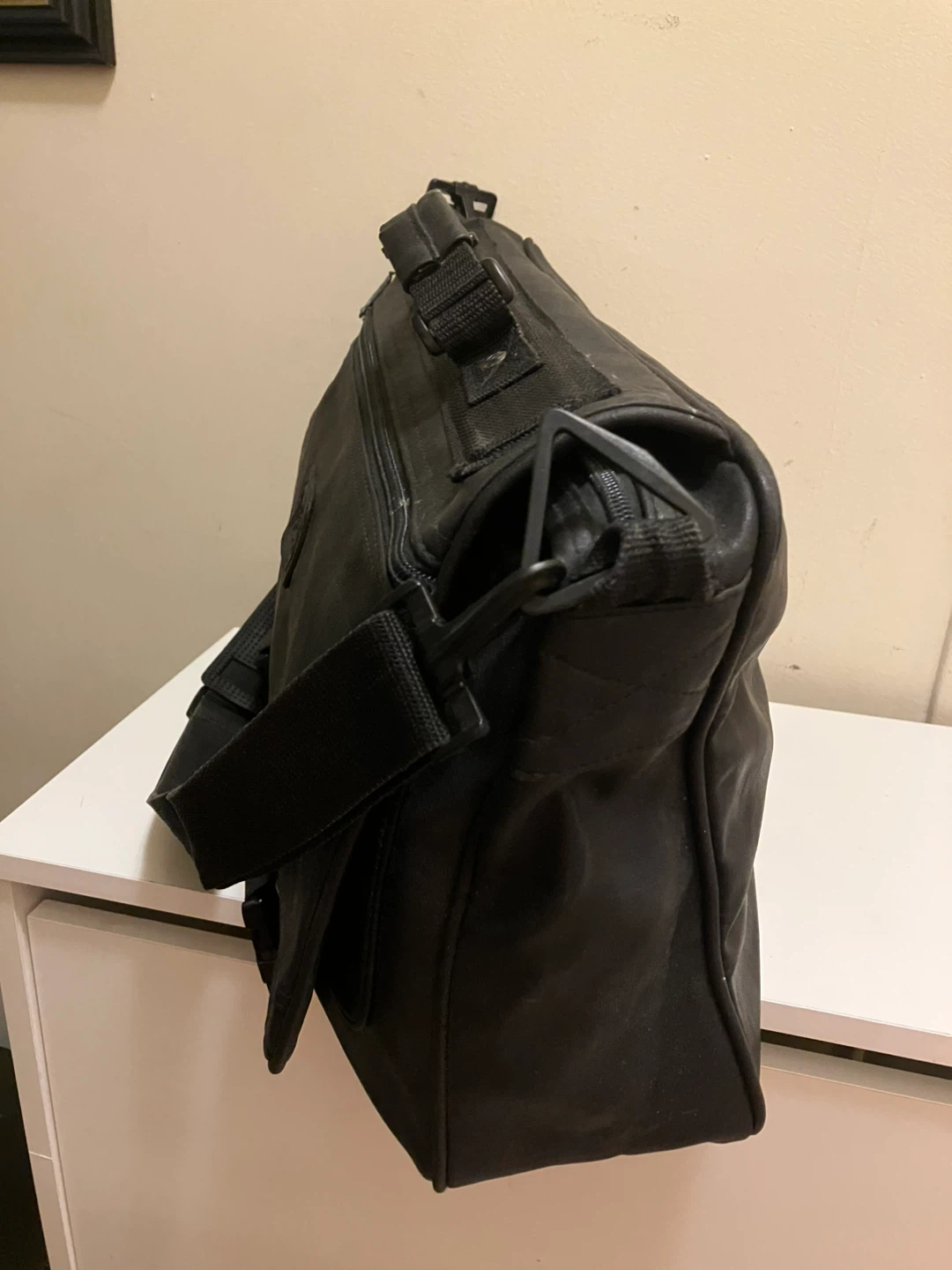 Black Leather Messenger Bag - photo 3