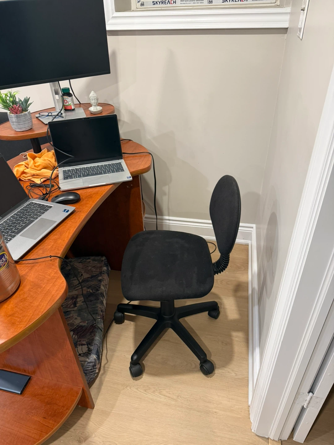 Black Office Chair with Swivel Base - photo 3