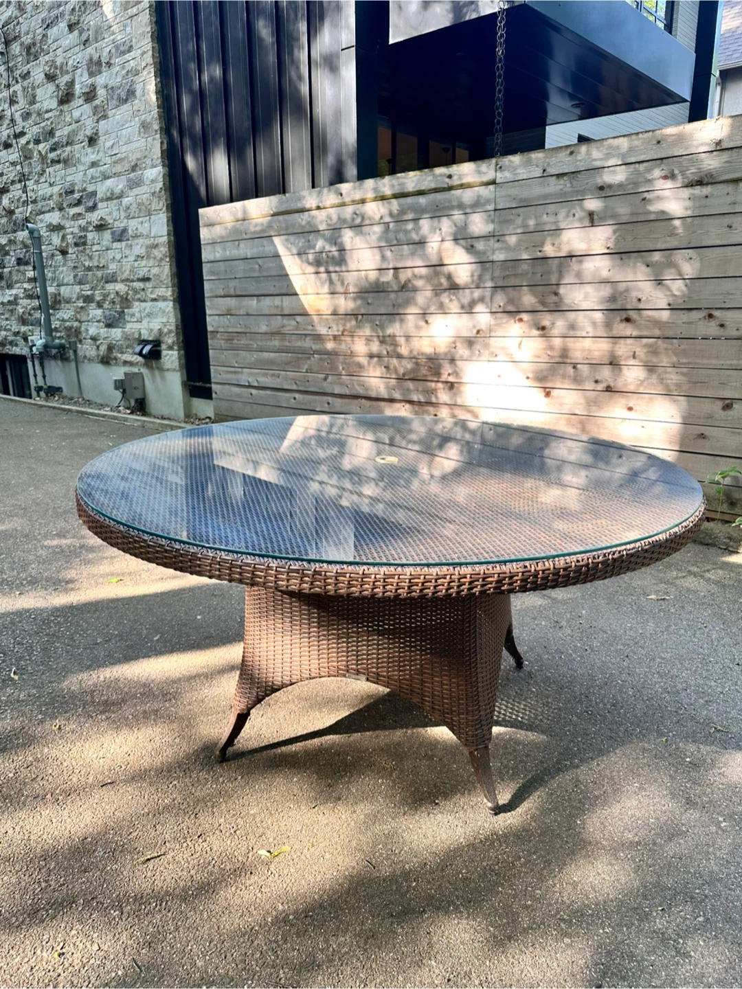 Round Outdoor Wicker Patio Dining Table with Glass Top & Cover