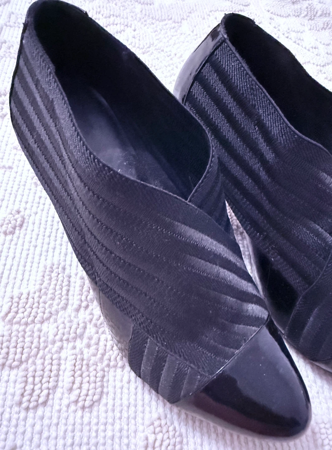 Anne Ross Black Fabric and Patent Heels - Size 9 - photo 2