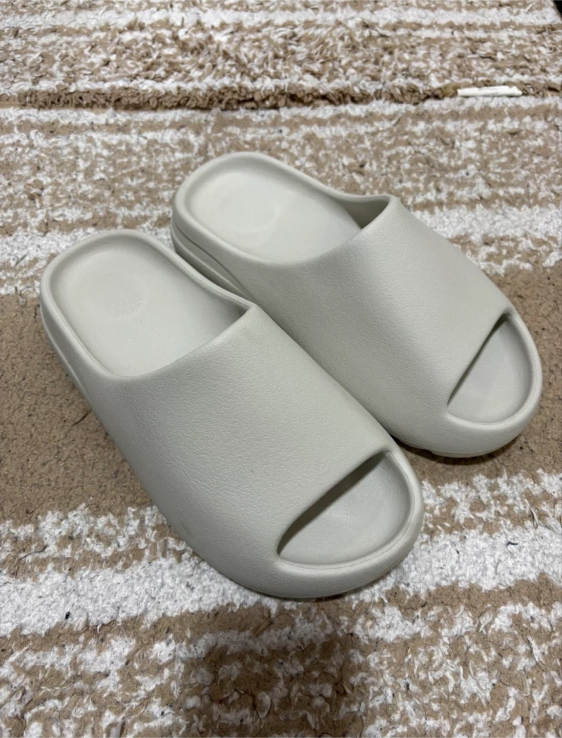 Yeezy slides size 6 - photo 2