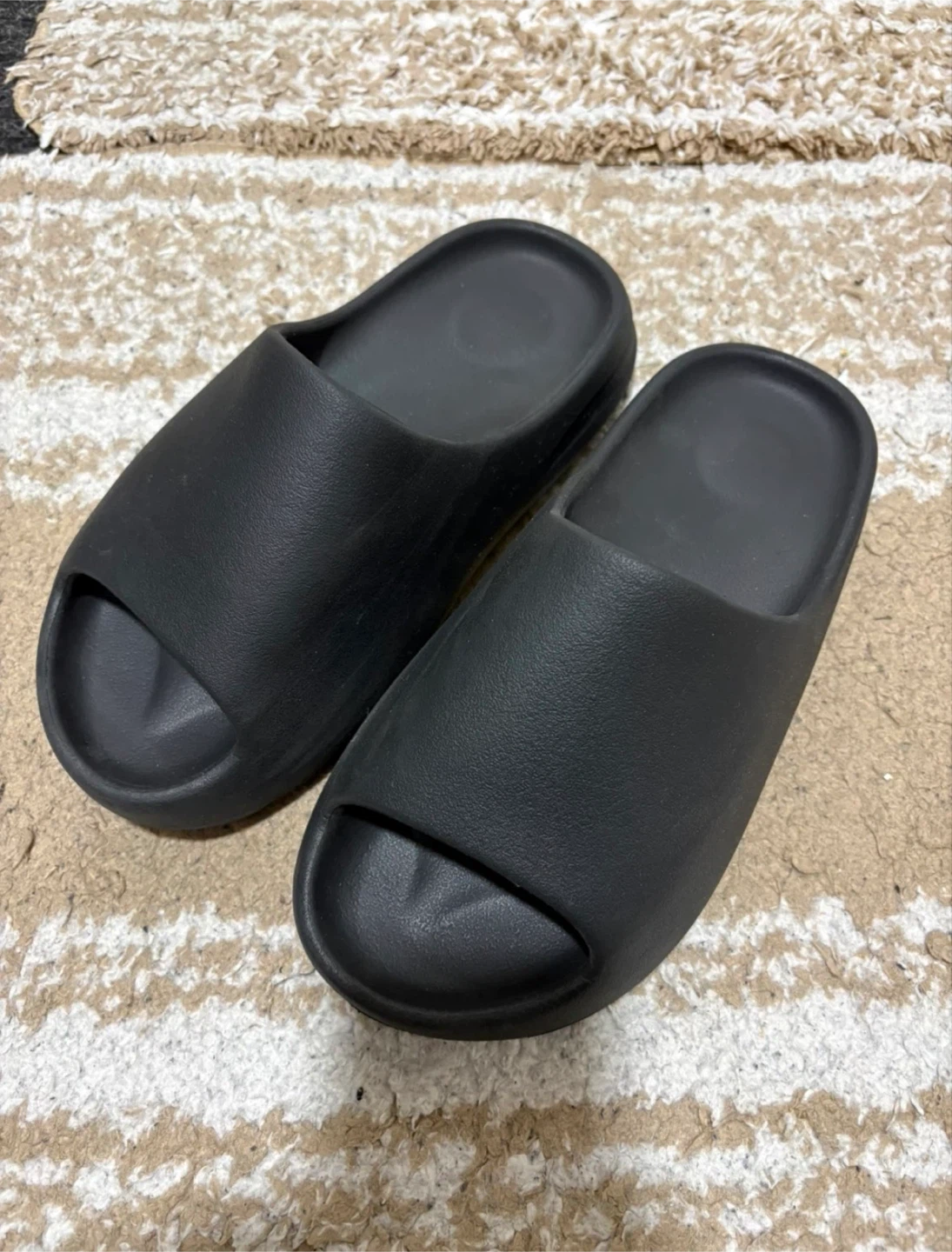 Yeezy slides size 6 - photo 3