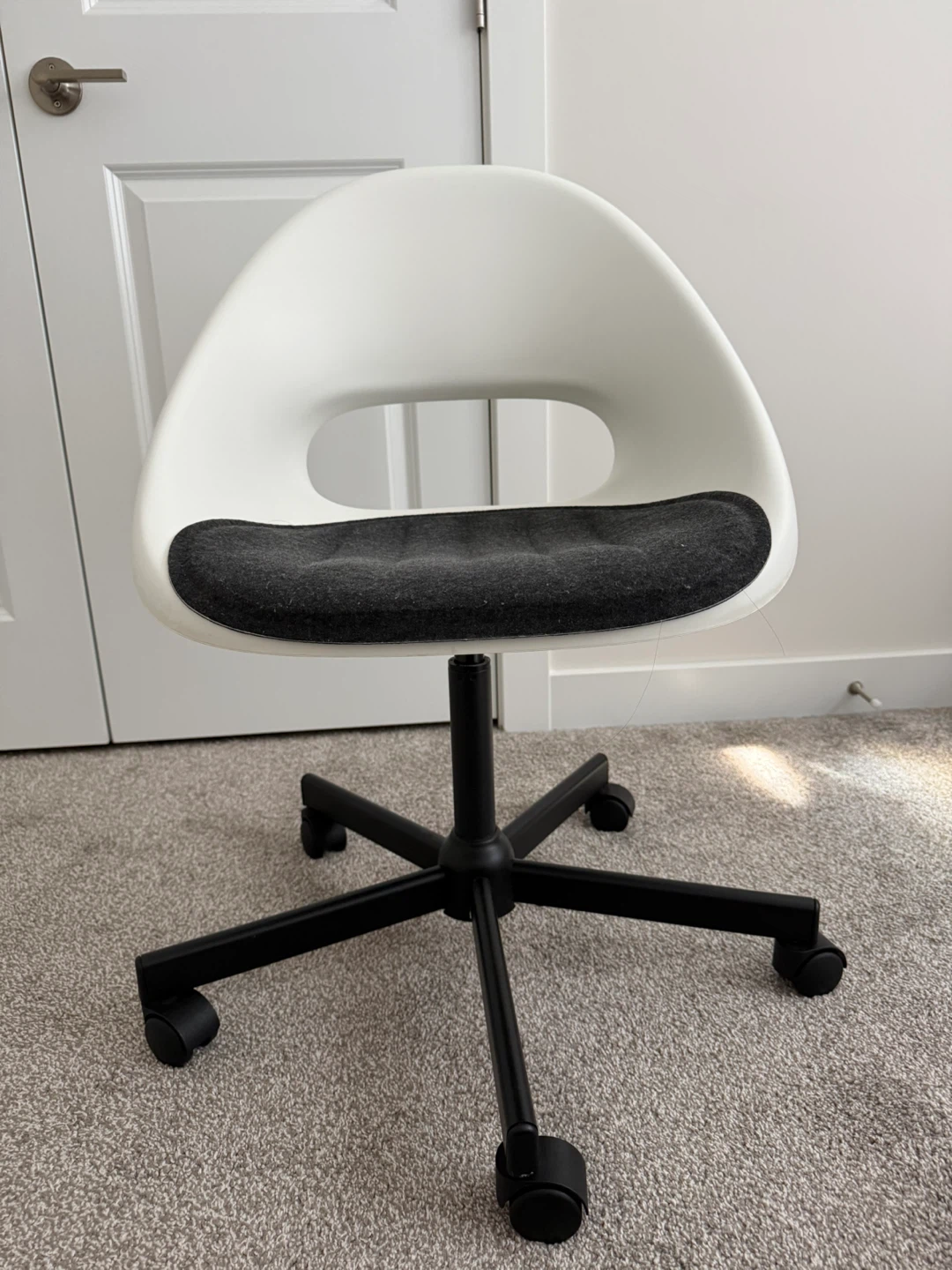 Moving sale Ikea Swivel Desk Chair - Excellent Condition - photo 2