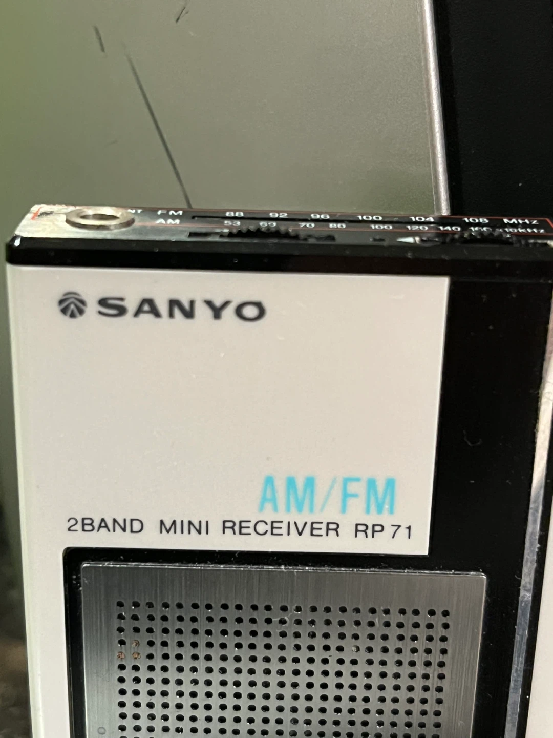 Sanyo RP71 AM/FM Mini Receiver - photo 2